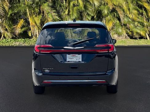 Used 2023 Chrysler Pacifica Touring-L FWD image 7