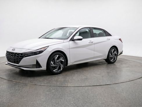 Used 2025 Hyundai Elantra SEL FWD image 3