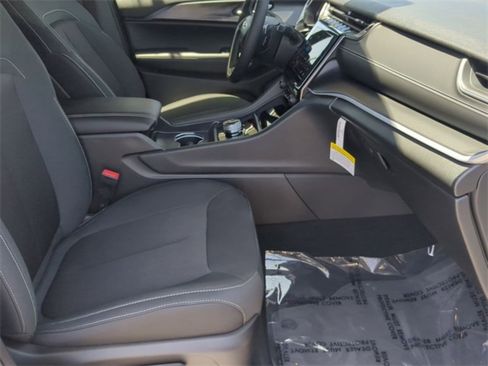 Used 2025 Jeep Grand Cherokee Laredo X w/ Luxury Tech Group I image 27