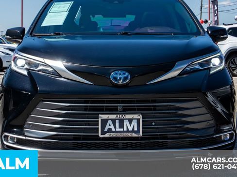 Used 2023 Toyota Sienna Platinum image 9