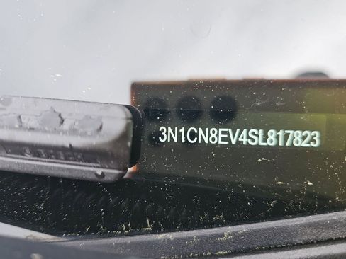 Used 2025 Nissan Versa SV image 9