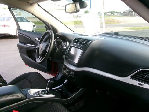 Used 2019 Dodge Journey SE FWD image 24