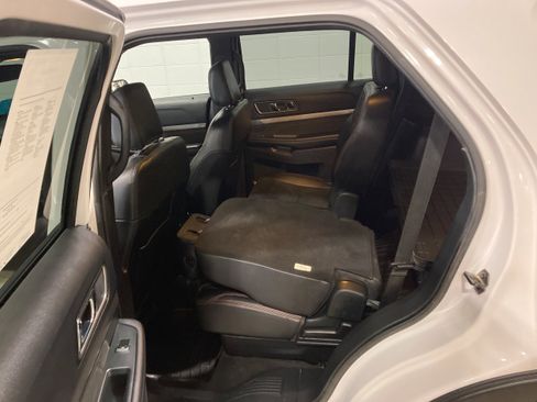 Used 2019 Ford Explorer XLT w/ Equipment Group 202A AWD/4WD image 17