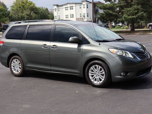 Used 2012 Toyota Sienna XLE image 2
