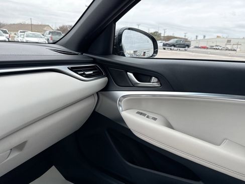 Used 2025 Genesis G70 2.5T image 8