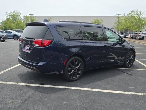Used 2018 Chrysler Pacifica Limited w/ S Appearance Package FWD image 5