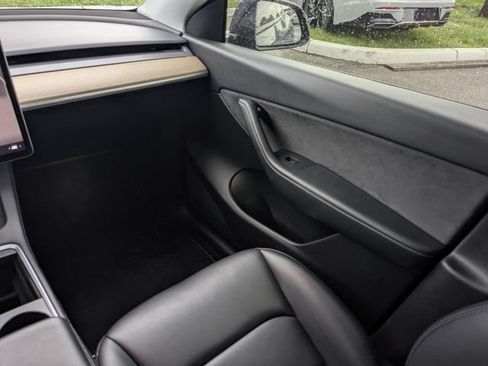 Used 2022 Tesla Model Y Long Range AWD/4WD image 24
