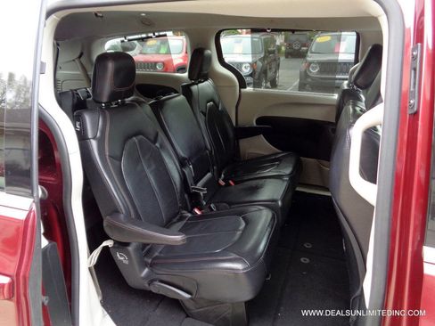 Used 2018 Chrysler Pacifica Touring-L FWD image 23