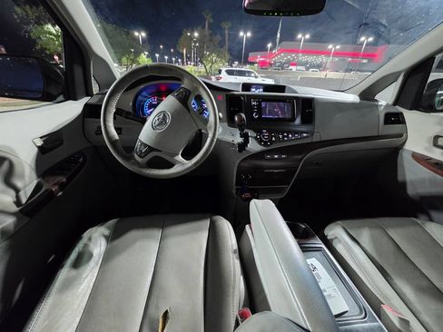 Used 2013 Toyota Sienna XLE FWD image 11