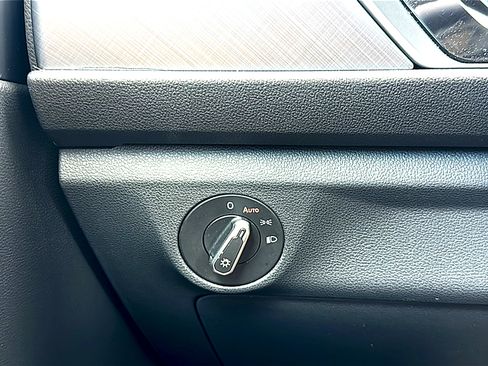 Used 2024 Volkswagen Jetta SE image 35