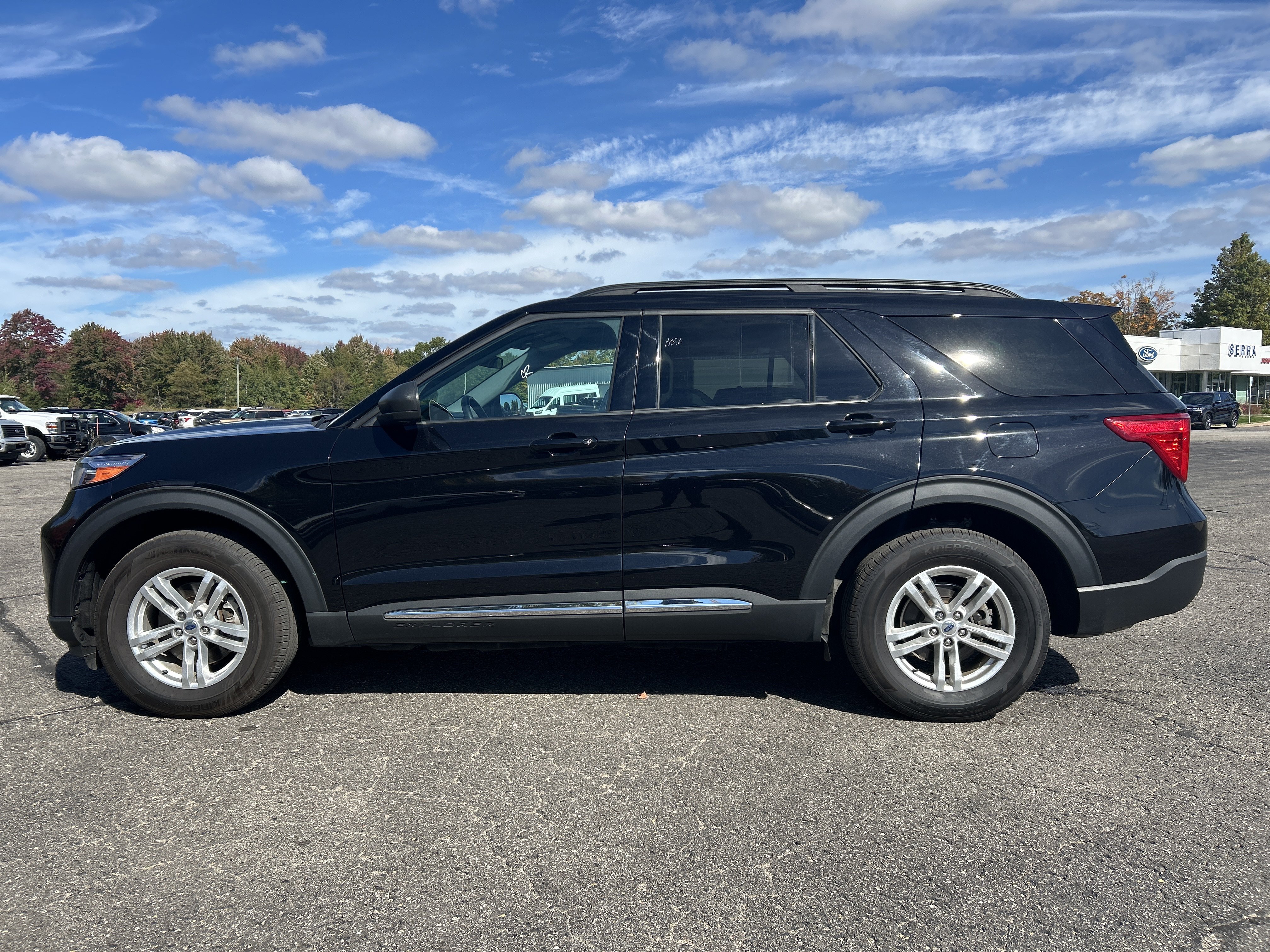 Used 2023 Ford Explorer XLT AWD/4WD image 7