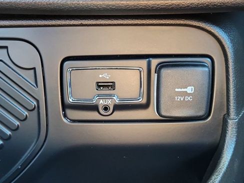 Used 2017 Jeep Renegade Latitude FWD image 18