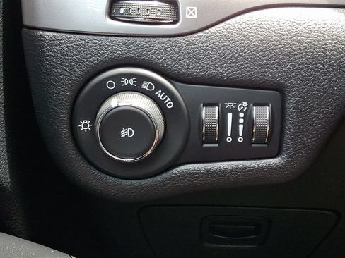Used 2019 Jeep Cherokee Latitude Plus AWD/4WD image 18