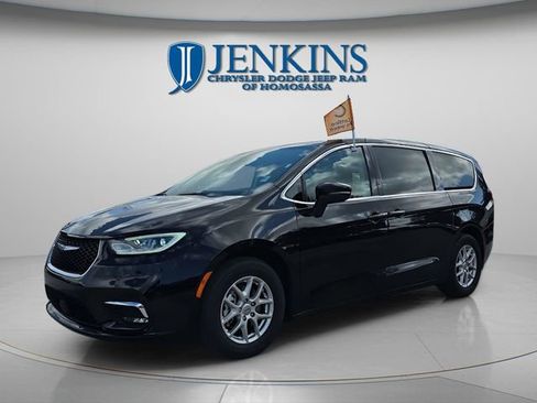 Certified 2024 Chrysler Pacifica Touring-L image 2