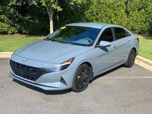 Used 2023 Hyundai Elantra SEL FWD image 3