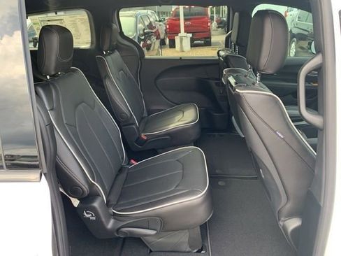 New 2026 Chrysler Pacifica Limited w/ Uconnect Theater Family Group image 25