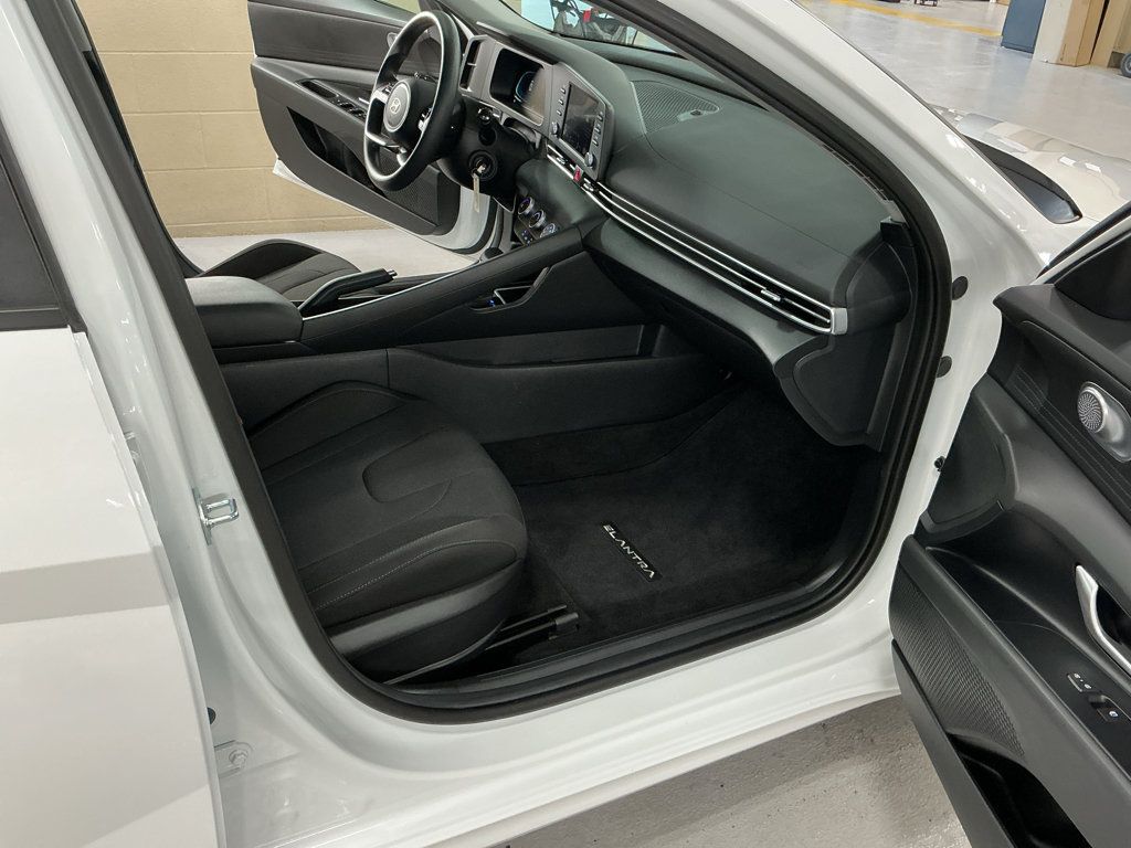 Certified 2026 Hyundai Elantra SE FWD image 16