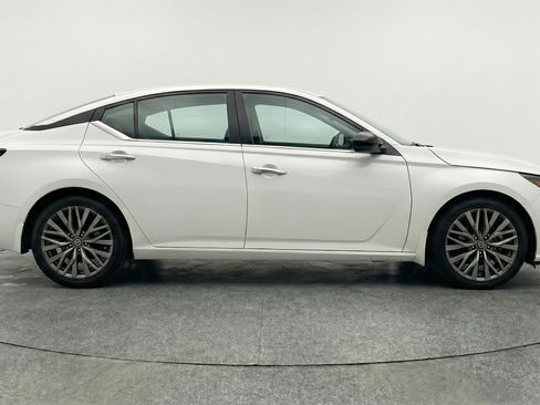 Used 2025 Nissan Altima 2.5 SV image 11