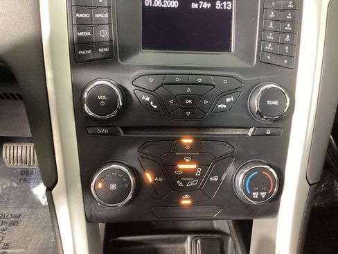 Used 2014 Ford Fusion SE FWD image 25