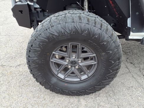 Used 2025 Jeep Gladiator Sport image 16