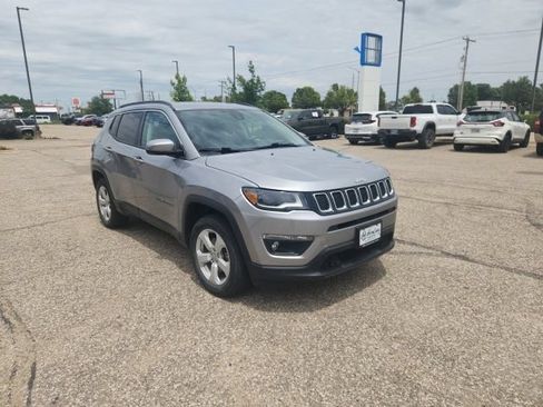 Used 2018 Jeep Compass Latitude w/ Popular Equipment Group AWD/4WD image 3