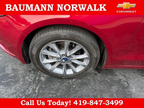 Used 2017 Ford Fusion SE w/ Fusion SE Technology Package FWD image 12