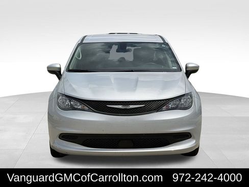 Used 2022 Chrysler Voyager LX FWD image 3