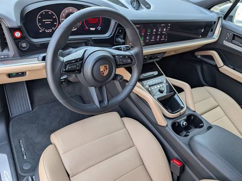 Certified 2025 Porsche Cayenne E-Hybrid AWD/4WD image 4