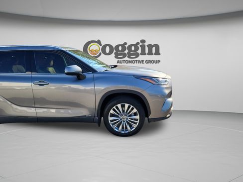 Certified 2025 Toyota Highlander Platinum AWD/4WD image 37