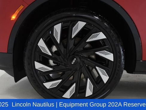 Used 2025 Lincoln Nautilus Reserve w/ Jet Appearance Package AWD/4WD image 6