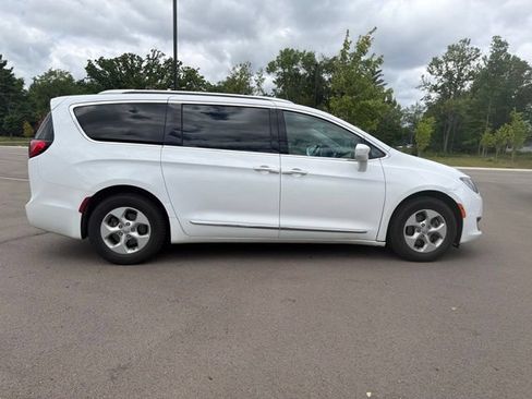 Used 2017 Chrysler Pacifica Touring-L Plus FWD image 6