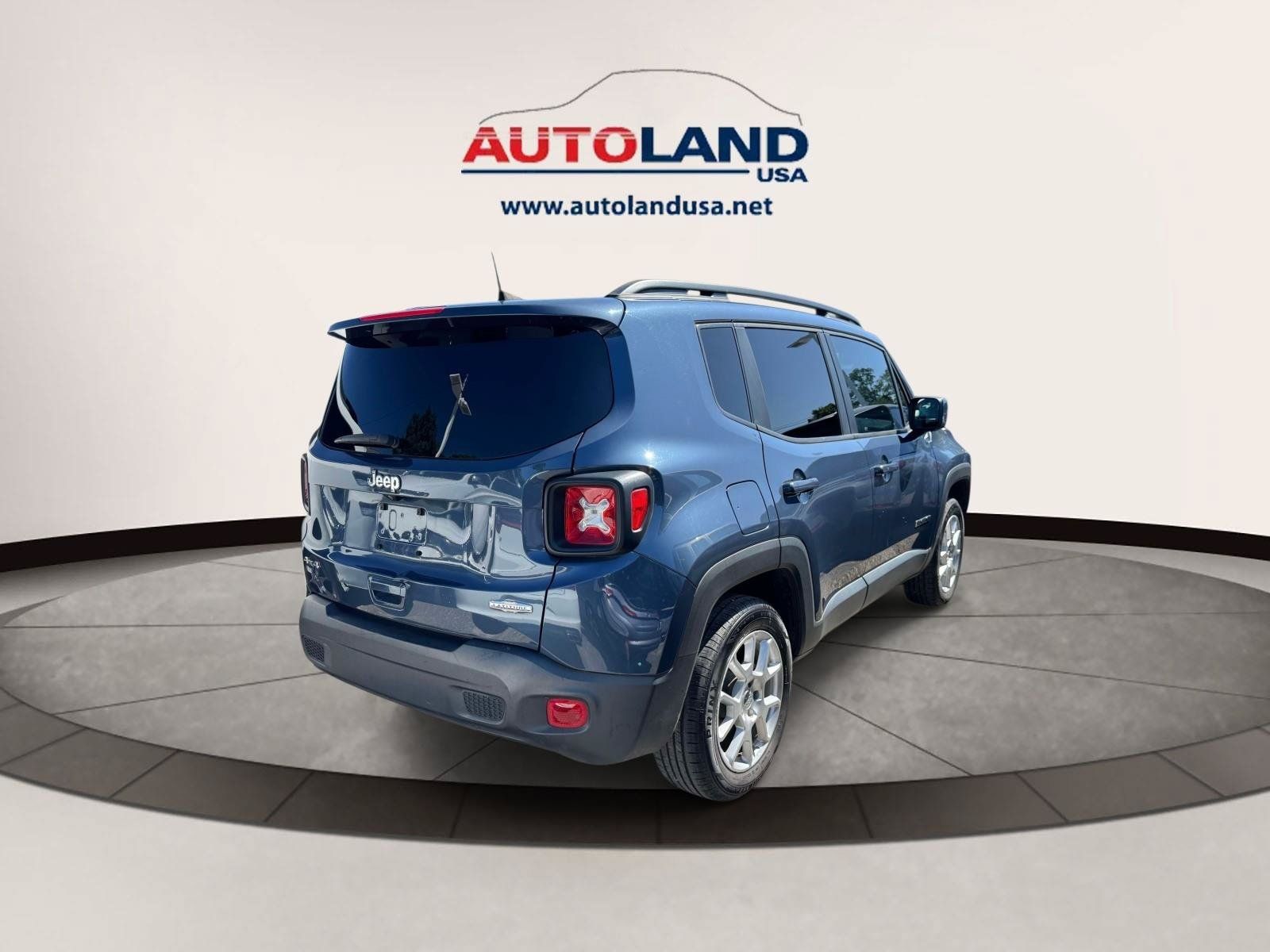 Used 2020 Jeep Renegade Latitude w/ UConnect 8.4 Nav Group AWD/4WD image 3