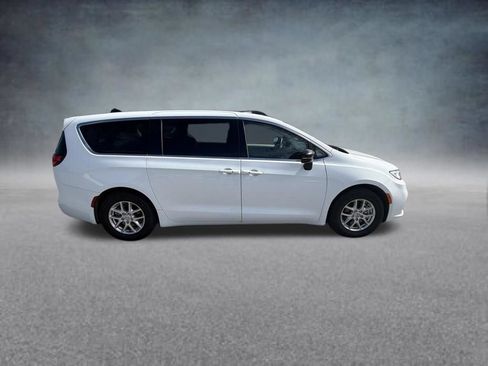 Used 2024 Chrysler Pacifica Touring-L FWD image 13