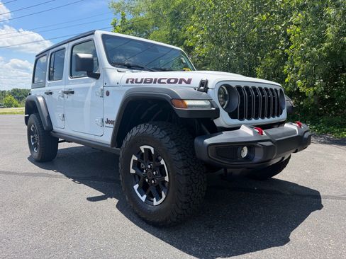 Used 2025 Jeep Wrangler Unlimited Rubicon AWD/4WD image 3