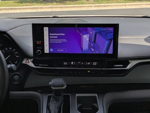 Used 2025 Toyota Sienna XLE w/ XLE Plus Package FWD image 17