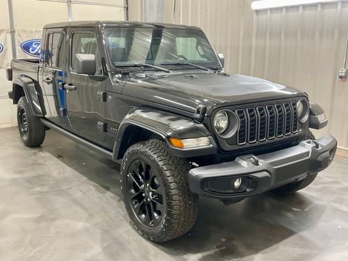 Used 2025 Jeep Gladiator Sport AWD/4WD image 2