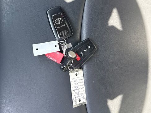 Used 2022 Toyota RAV4 XLE Premium image 35