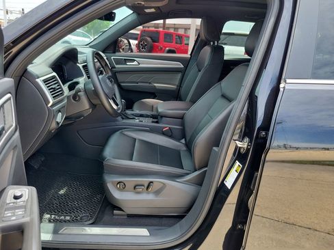 Used 2023 Volkswagen Atlas Cross Sport SE w/ Panoramic Sunroof Package FWD image 9