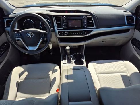 Used 2018 Toyota Highlander LE image 17