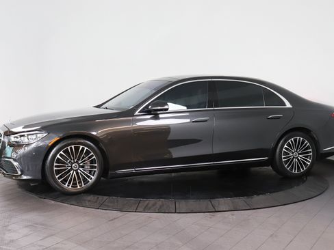 Used 2022 Mercedes-Benz S 580 4MATIC Sedan image 2