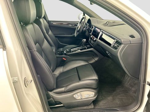 Certified 2023 Porsche Macan AWD/4WD image 21
