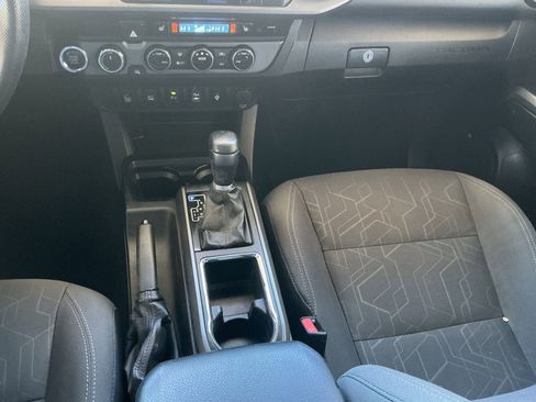 Used 2016 Toyota Tacoma TRD Off-Road image 25