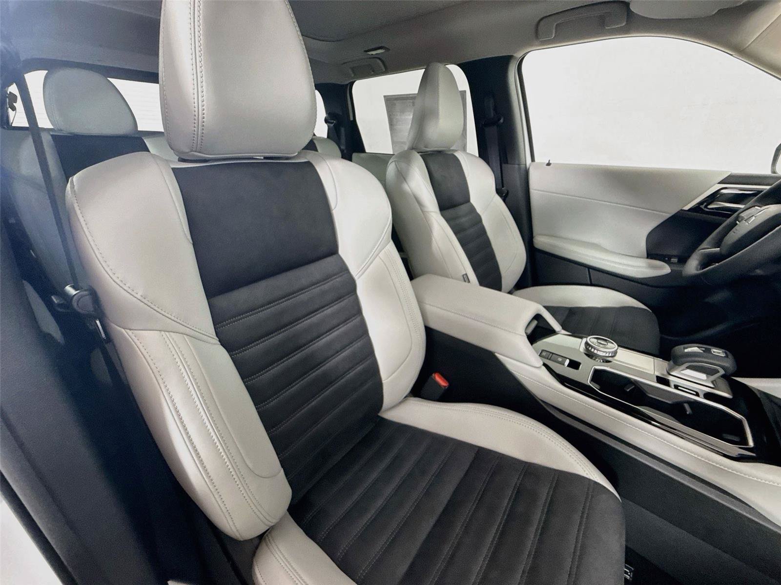 New 2026 Mitsubishi Outlander SE FWD image 17