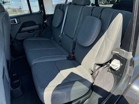 Used 2025 Jeep Wrangler Unlimited Sahara image 5