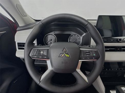 New 2026 Mitsubishi Outlander SE image 11