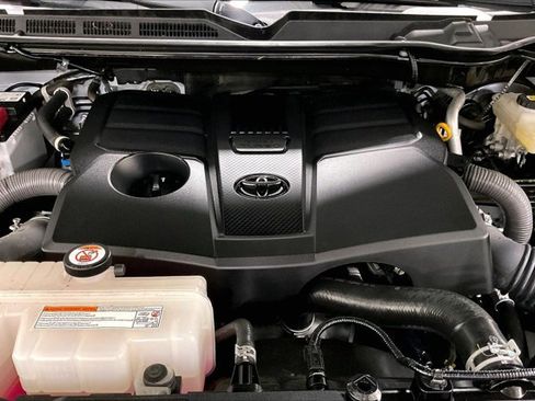Used 2022 Toyota Tundra SR5 w/ SR5 Convenience Package AWD/4WD image 10