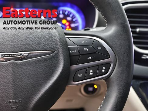 Used 2023 Chrysler Pacifica Touring-L FWD image 16
