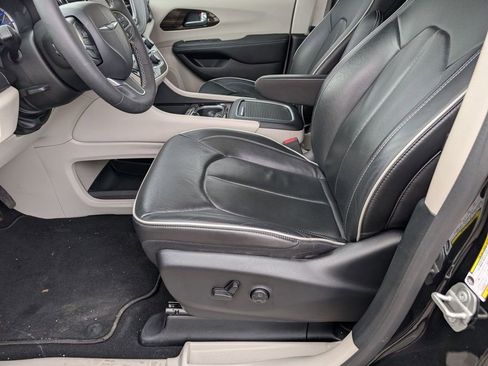 Used 2023 Chrysler Pacifica Touring-L image 20