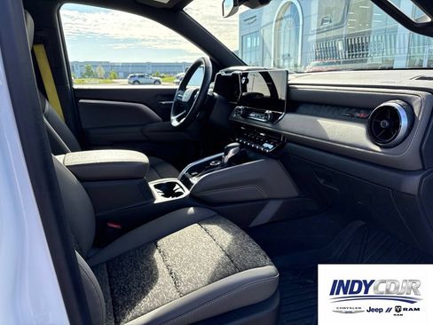 Used 2024 Chevrolet Colorado ZR2 w/ Technology Package AWD/4WD image 15