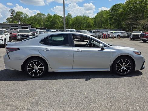 Used 2022 Toyota Camry SE w/ Cold Weather Package image 11